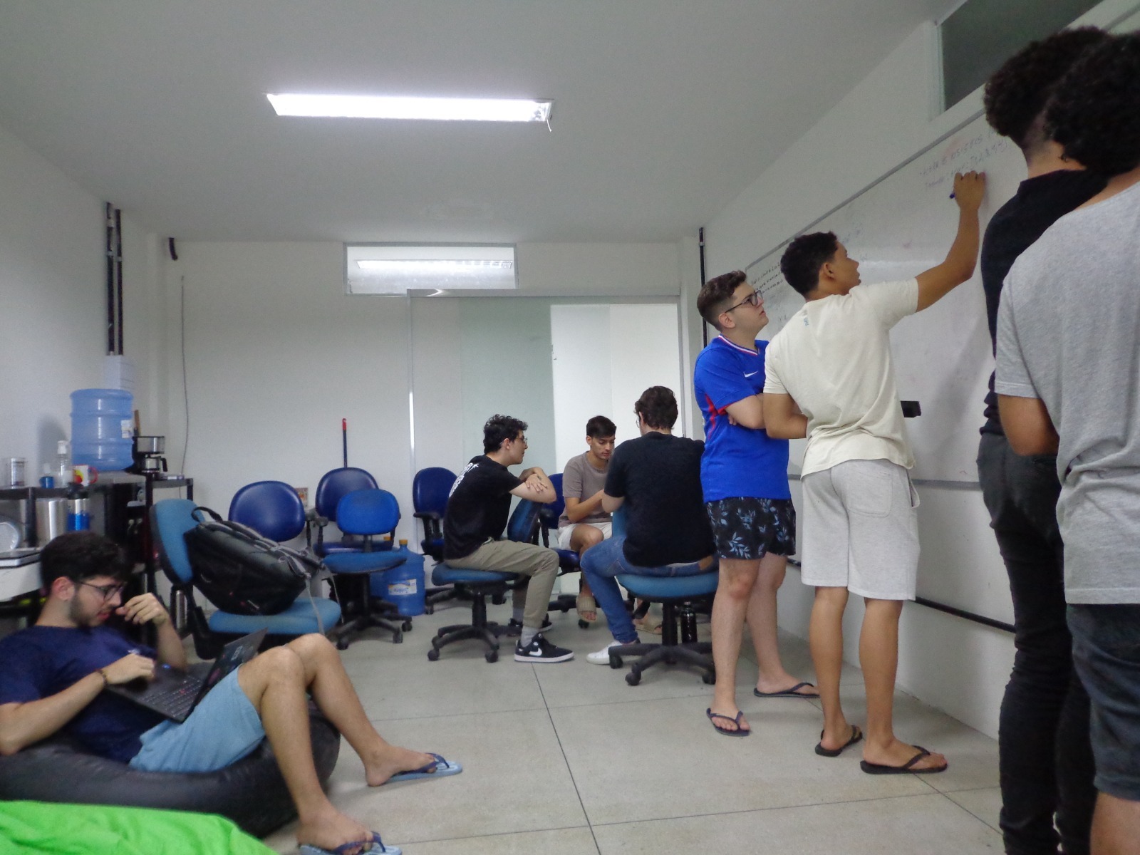 Estudantes reunidos em uma aula do Trilha